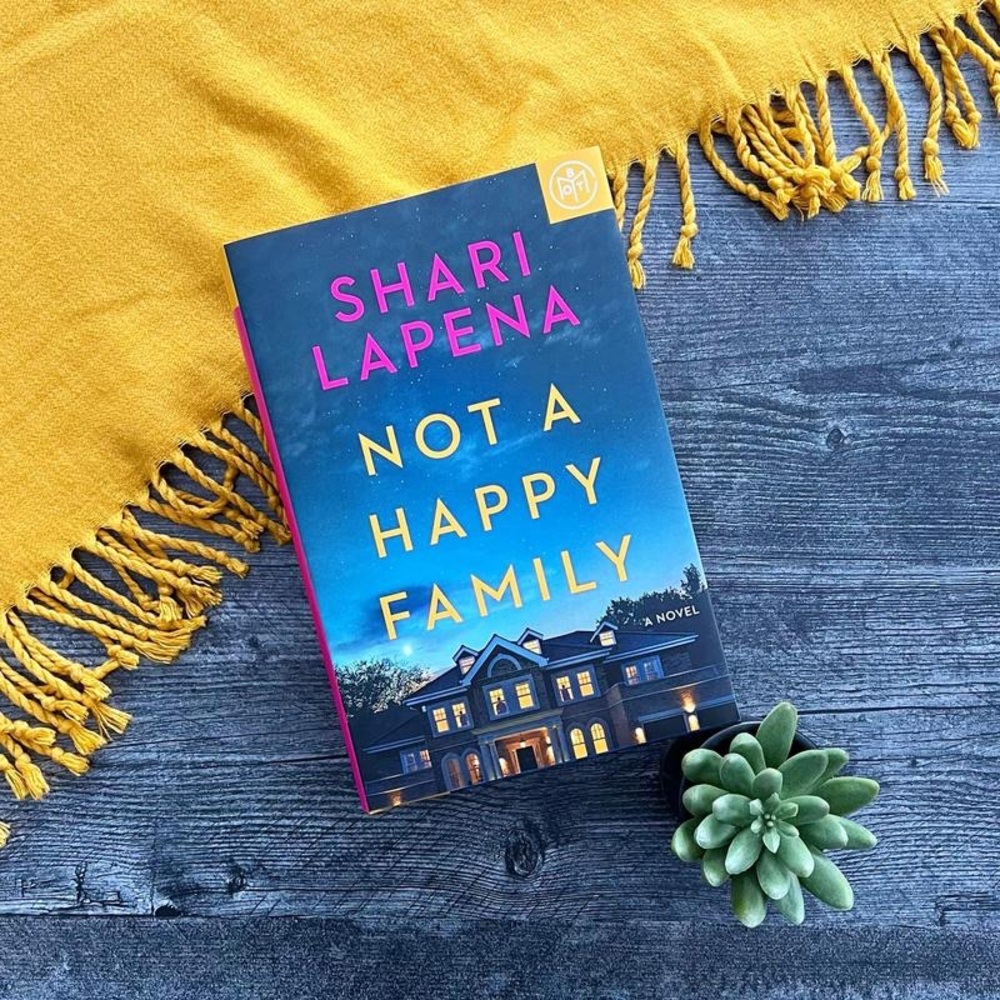 Shari Lapena
Not a Happy Family: A Novel